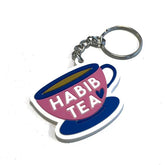 Een sleutelhanger met een roze en blauwe theekop met HABIB TEA tekst, Habibtea sleutelhanger